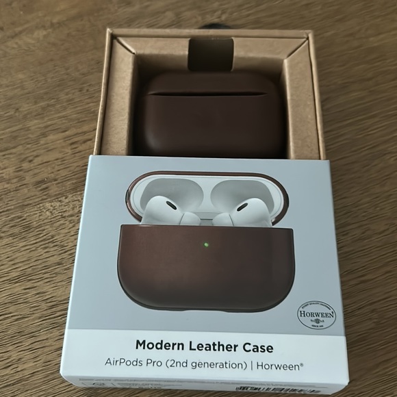 New Nomad Modern Leather Case
AirPods Pro (2nd gen) | Horween. 17 - Picture 10 of 10